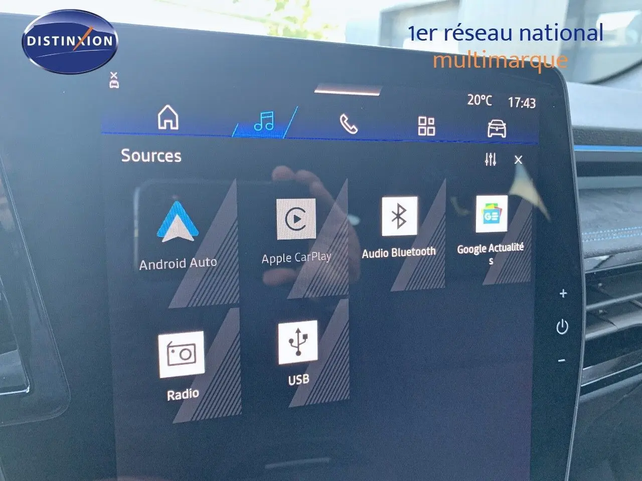 Écran tactile central du Renault Austral 2024 affichant les options multimédia dans un intérieur moderne noir.