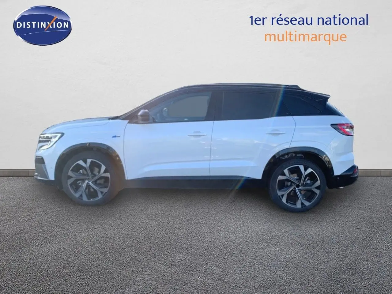 Profil latéral gauche du Renault Austral 2024 blanc métal avec toit noir, soulignant ses jantes alliage et son design moderne.