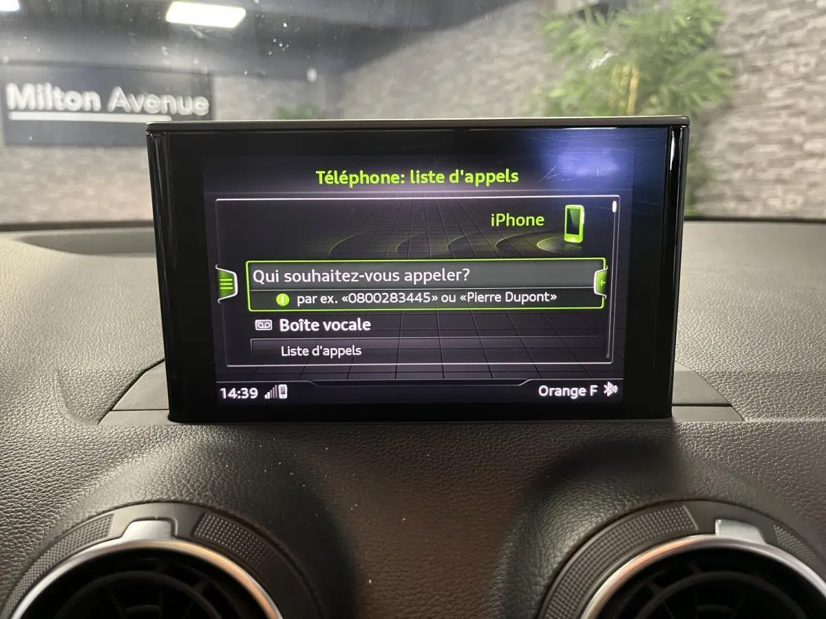 Écran central de l'Audi Q2 2019 affichant la liste d'appels téléphoniques avec interface connectée.