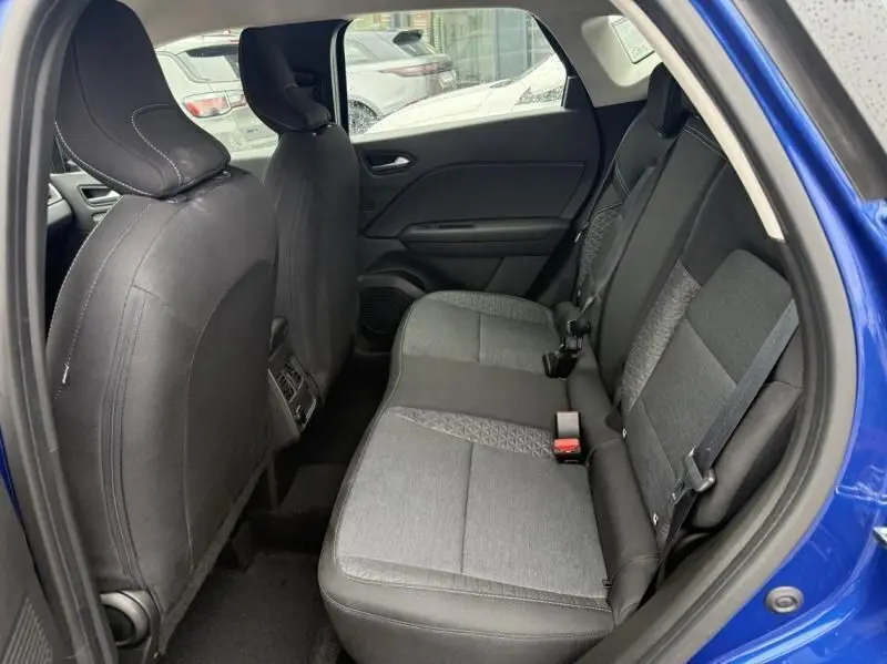 Vue intérieure côté gauche des sièges arrière en tissu gris du Renault Captur bleu métal 2022 E-Tech 145 Zen hybride.