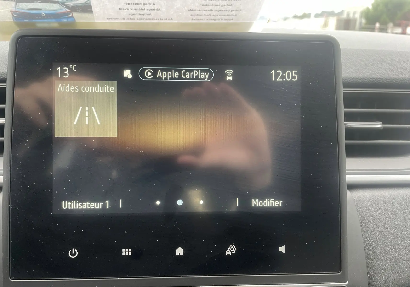 Écran tactile central de la Renault Captur E-Tech 145 Zen 2022 affichant les aides à la conduite, intérieur noir.