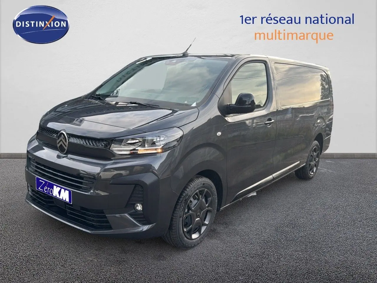 Vue 3/4 avant droite d'un Citroën Jumpy Fourgon XL gris titane métal avec jantes noires et calandre moderne.