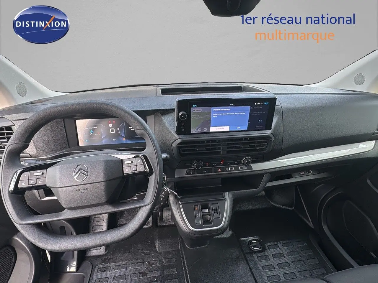 Intérieur du Citroën Jumpy Fourgon XL 2025, tableau de bord moderne avec écran tactile et volant multifonction noir.