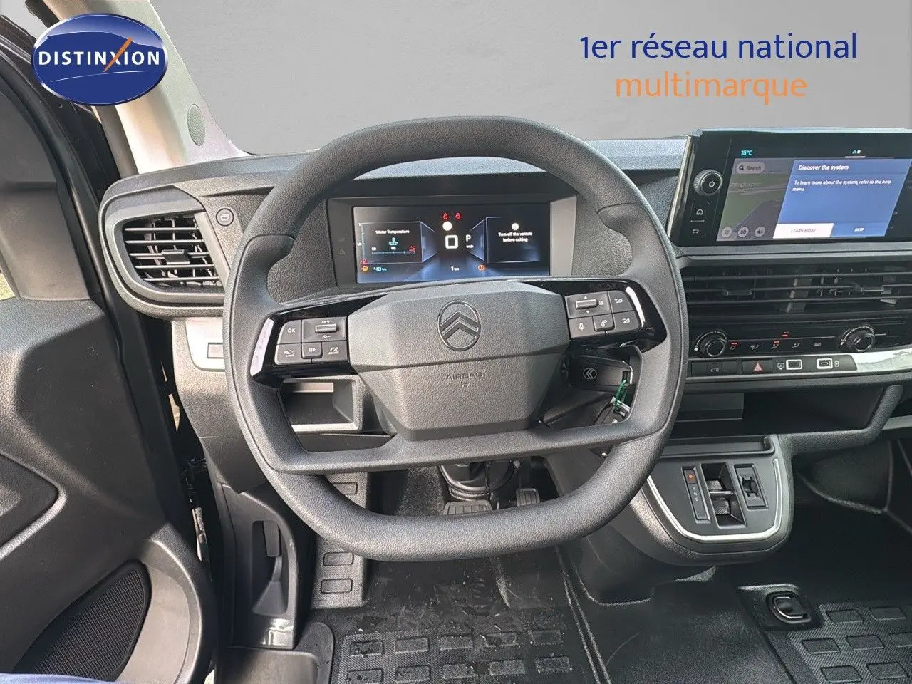 Vue intérieure centrée sur le volant multifonction et le tableau de bord du Citroën Jumpy Fourgon 2025.