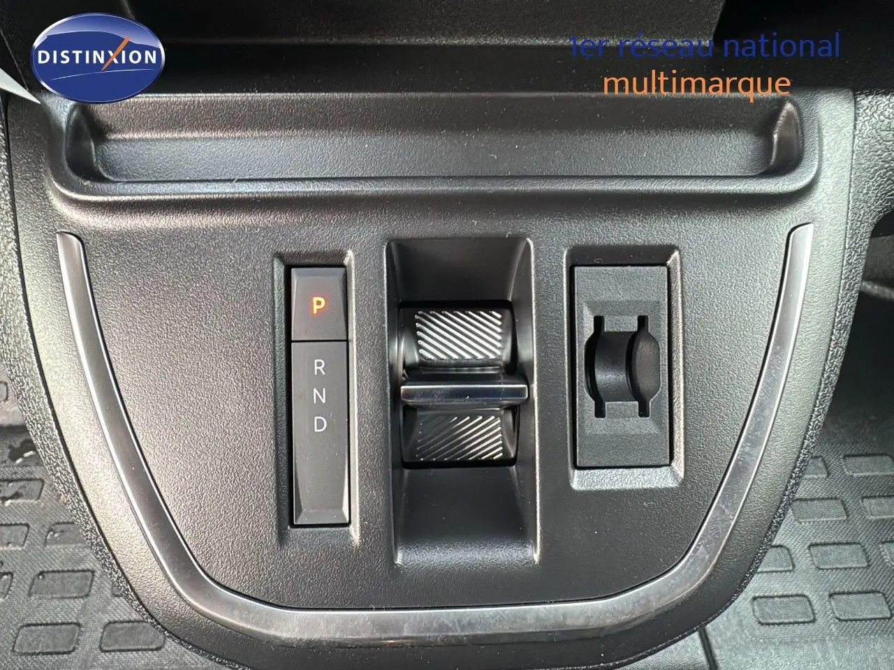 Gros plan sur la commande de boîte automatique du Citroën Jumpy Fourgon gris titane, avec sélecteur P, R, N, D visible.