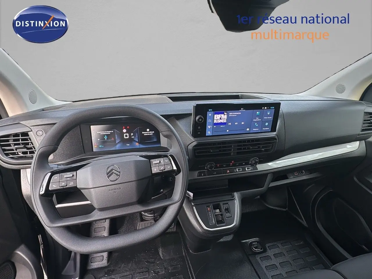 Vue intérieure du poste de conduite du Citroën Jumpy Fourgon XL 2025, tableau de bord moderne avec écran tactile et volant multifonction.