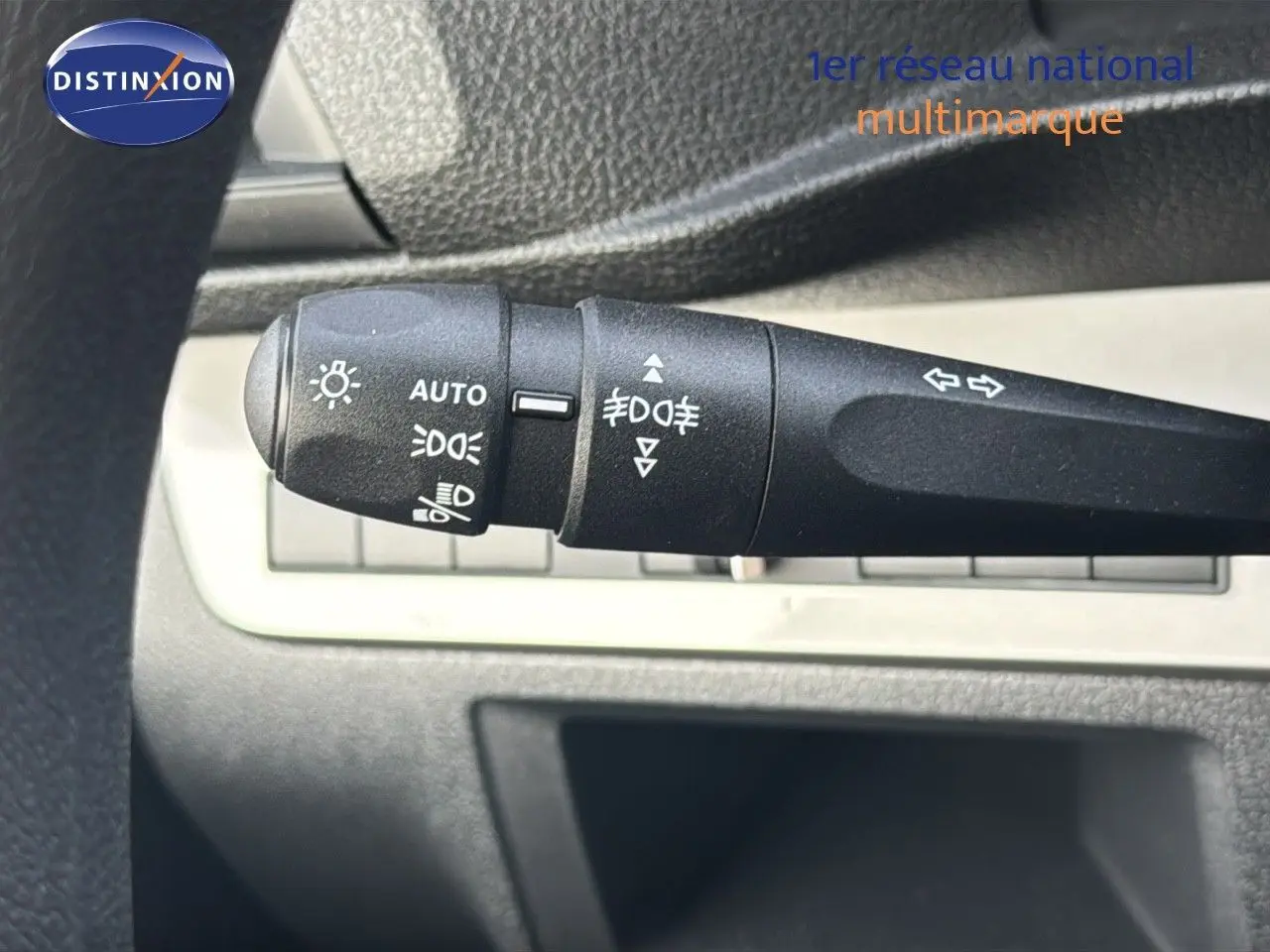 Gros plan sur la commande des feux et clignotants dans l'habitacle du Citroën Jumpy Fourgon gris titane 2025.