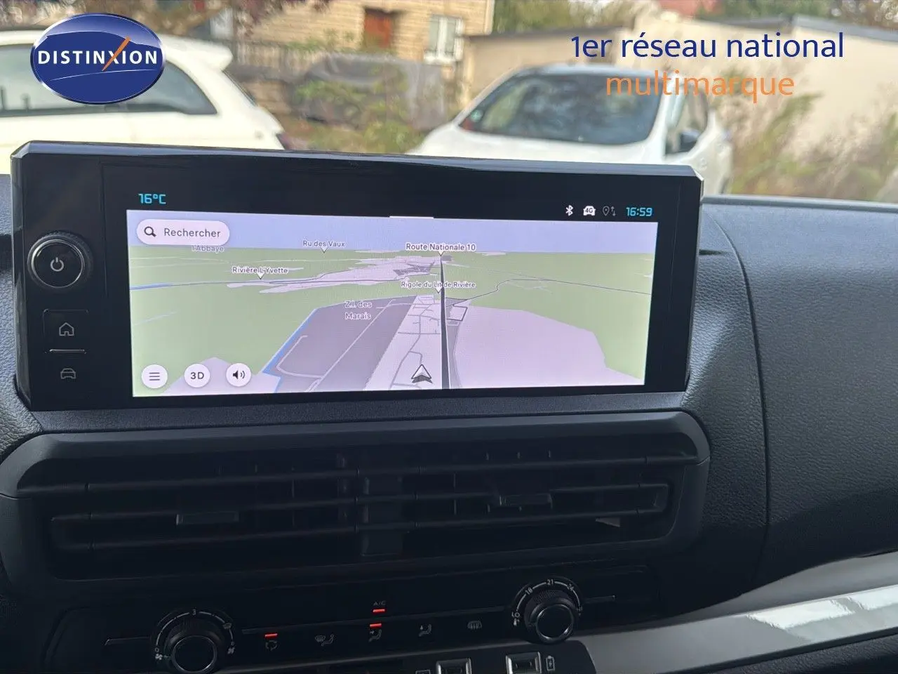 Écran tactile central affichant la navigation GPS dans l'habitacle du Citroën Jumpy Fourgon XL gris titane 2025.