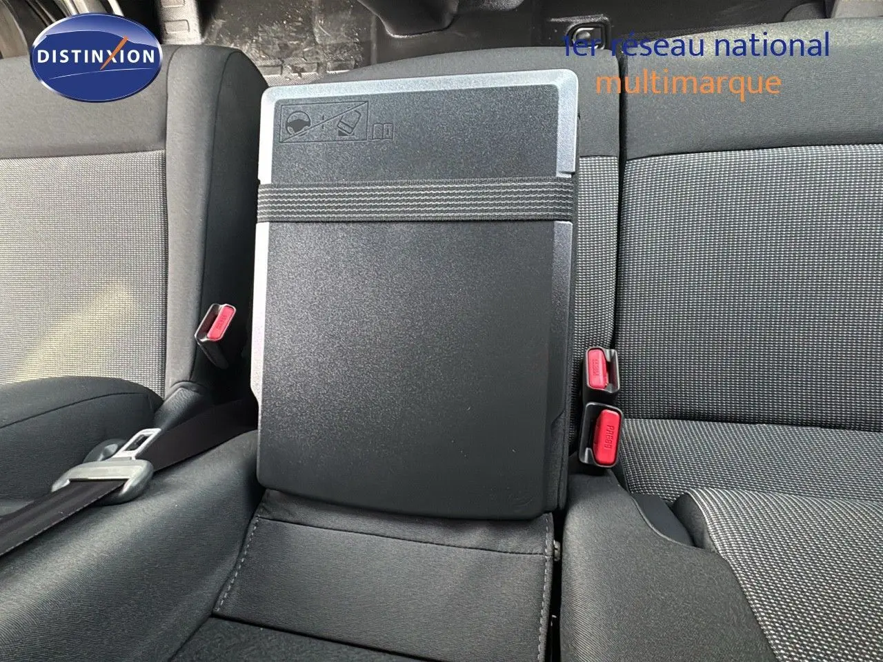 Gros plan sur la banquette arrière noire et grise du Citroën Jumpy Fourgon XL, avec tablette rabattable au centre.