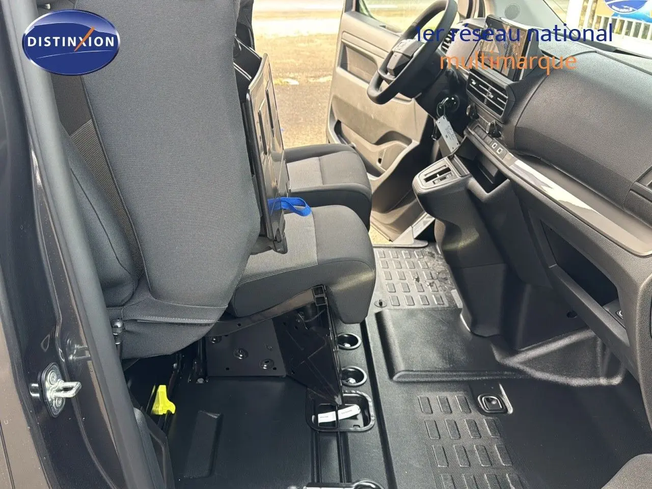 Intérieur avant droit du Citroën Jumpy Fourgon XL gris titane, montrant sièges et tableau de bord fonctionnel.