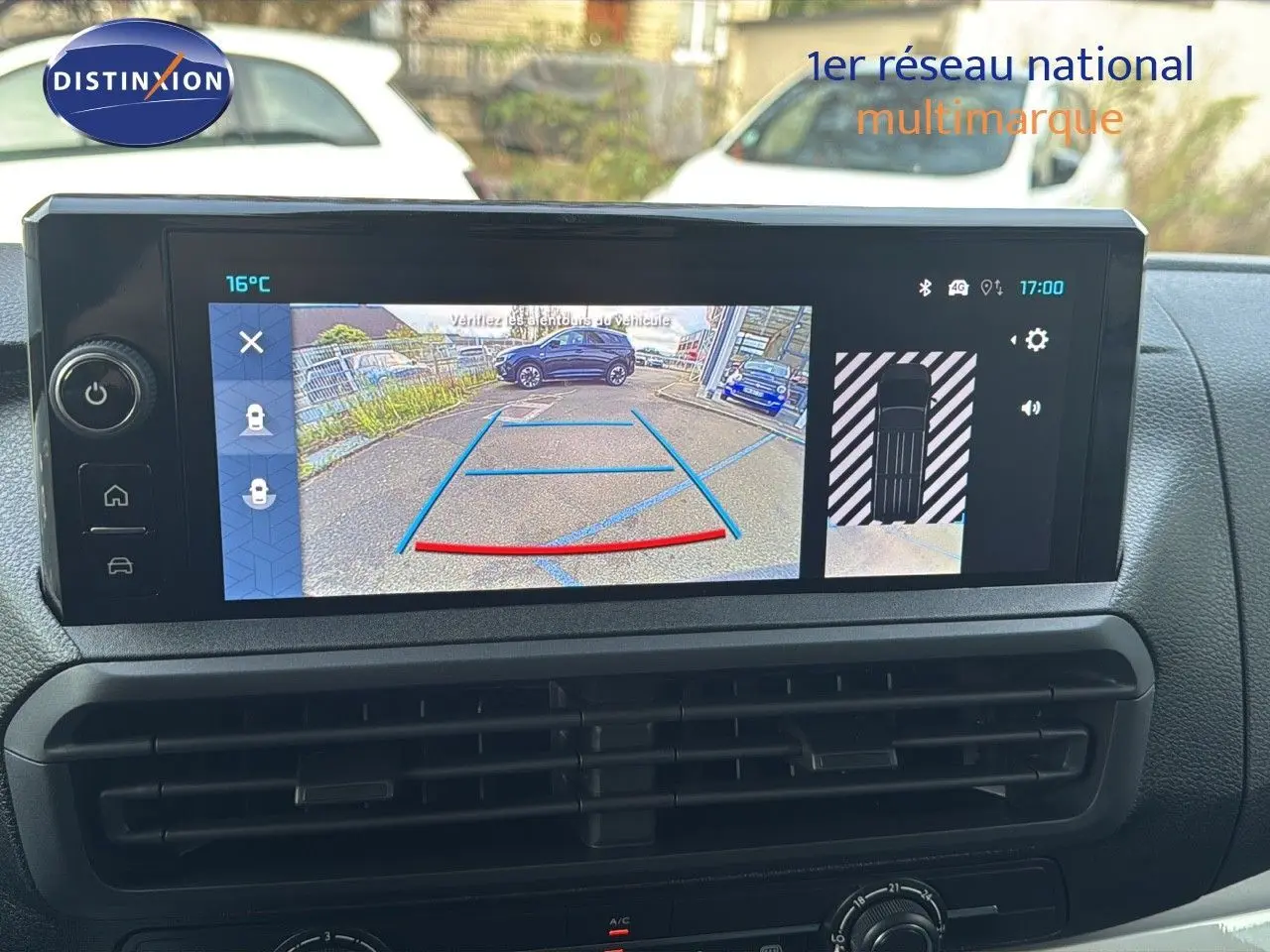 Écran tactile intérieur du Citroën Jumpy Fourgon XL gris titane, affichant la caméra de recul et l'aide au stationnement.