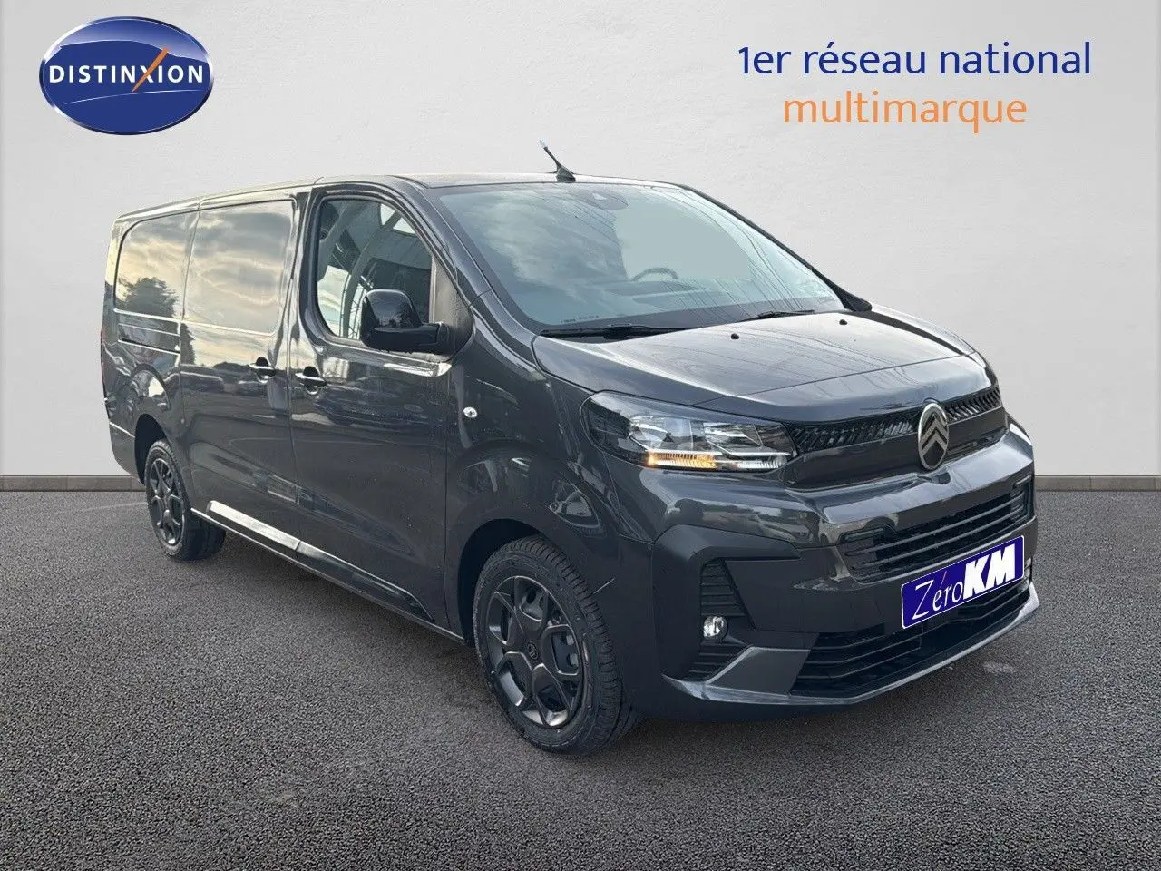 Citroën Jumpy Fourgon XL gris titane métal vu en 3/4 avant droit avec calandre noire et jantes foncées.