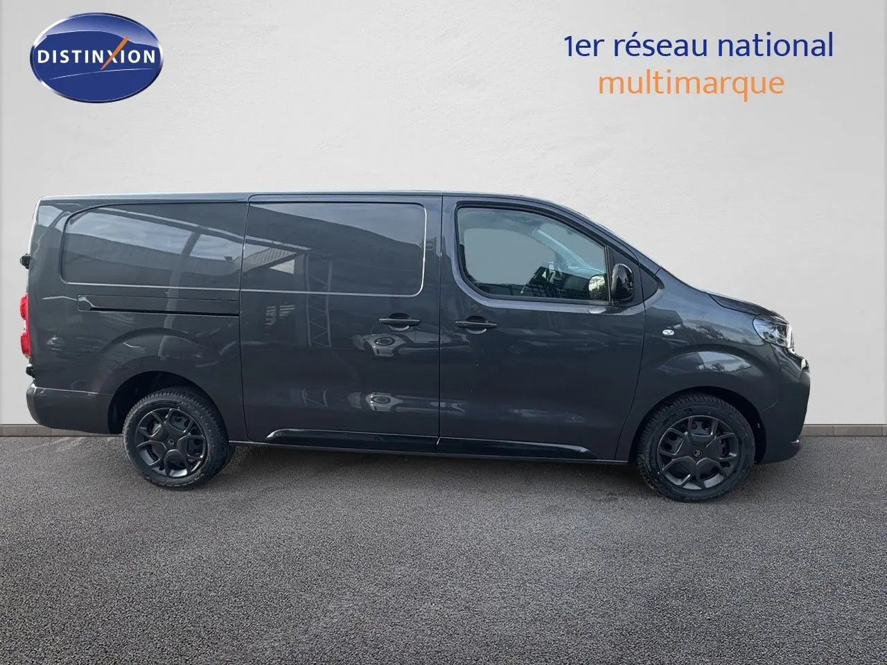 Profil côté gauche du Citroën Jumpy Fourgon XL gris titane métal, fourgon utilitaire moderne avec jantes noires.