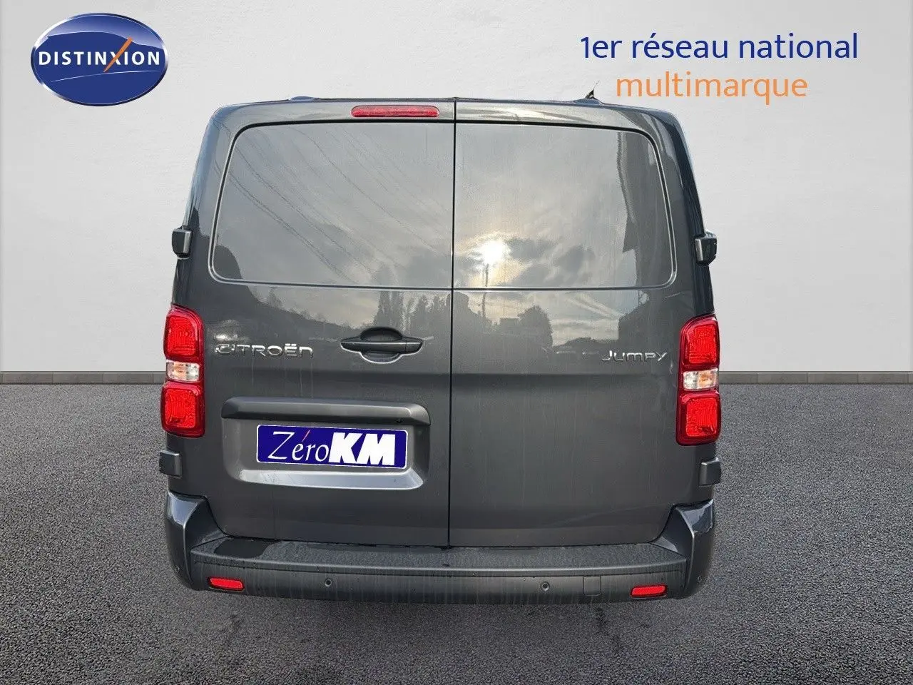 Vue arrière d'un Citroën Jumpy Fourgon gris titane métal avec portes battantes et feux rouges visibles.
