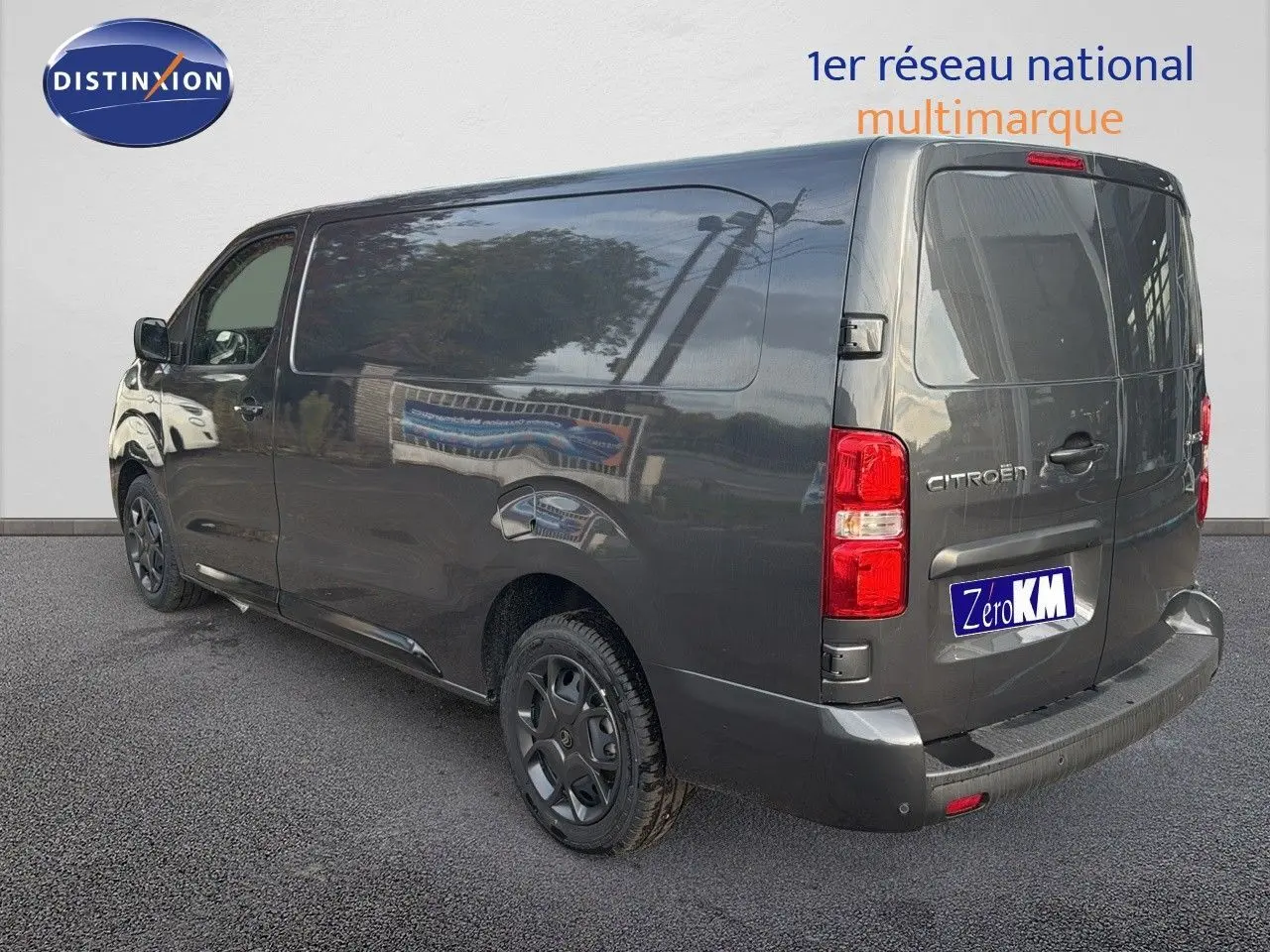 Vue 3/4 arrière droit d'un Citroën Jumpy Fourgon XL gris titane métal avec portes arrière fermées sur fond neutre.