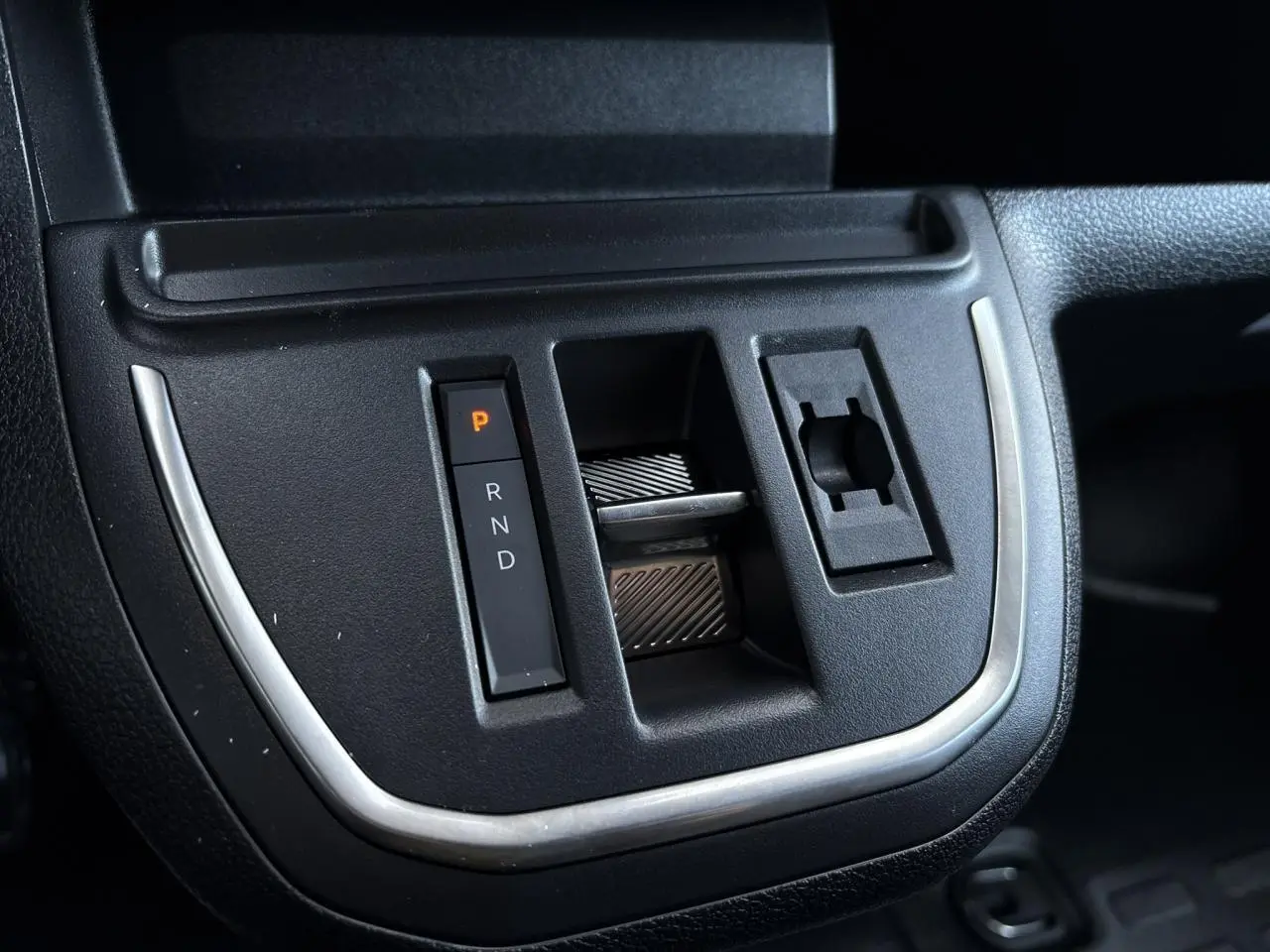 Gros plan sur la commande de boîte automatique avec levier vertical et finition noire du Citroën Jumpy XL gris Artense.