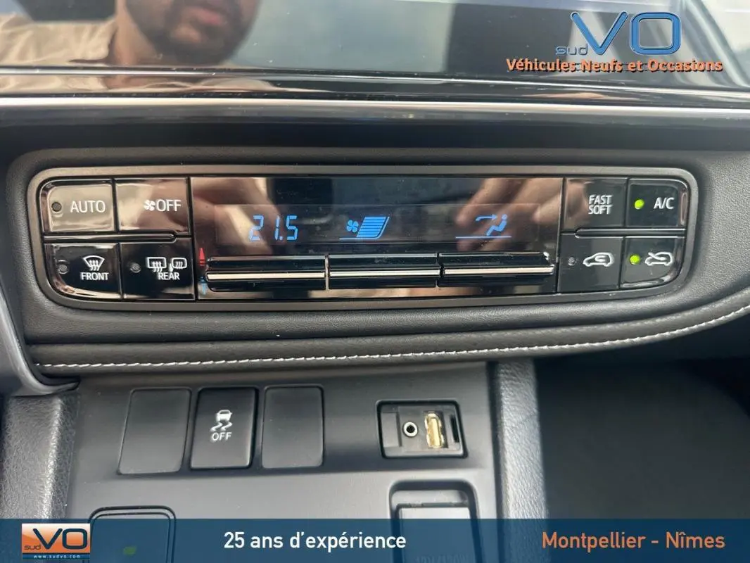 Panneau de commande de la climatisation automatique sur Toyota Auris Business Hybride gris clair, affichage digital à 21,5°C.