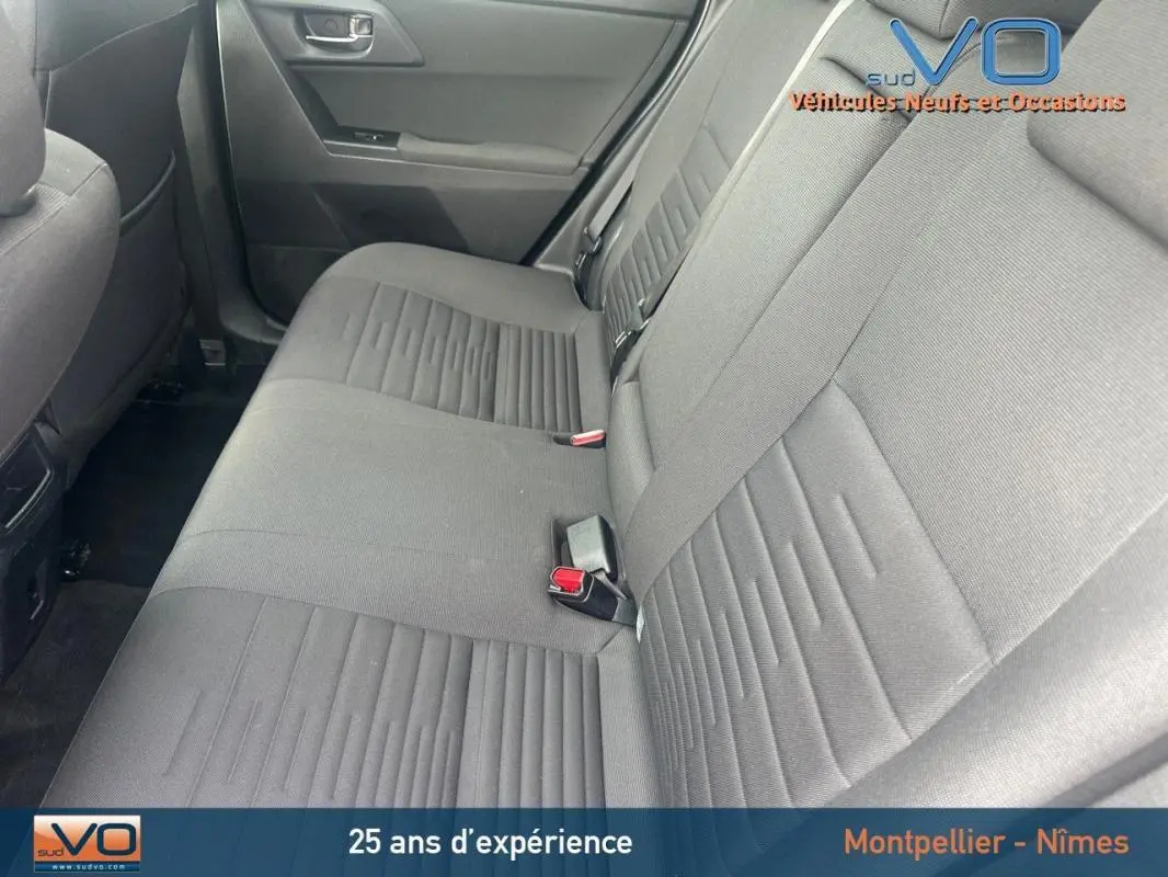 Vue intérieure sur la banquette arrière en tissu gris foncé de la Toyota Auris Business Hybride 2016