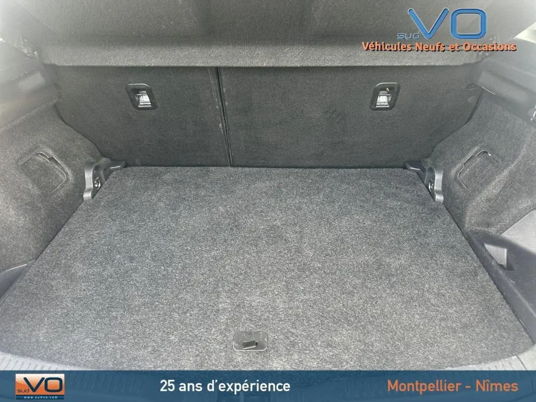 Coffre spacieux et propre de la Toyota Auris Business Hybride 2016, vue intérieure sans chargement ni accessoires visibles.