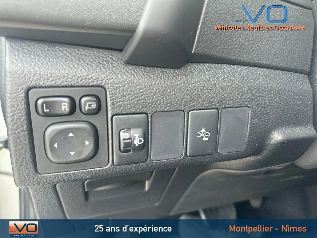 Panneau de commandes latéral gauche avec réglages des rétroviseurs et commandes d'éclairage sur Toyota Auris Business Hybride 2016.