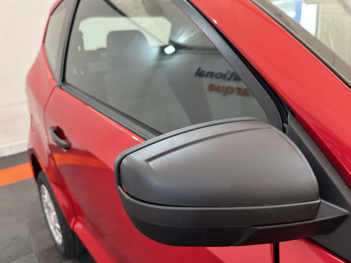 Gros plan sur le rétroviseur côté conducteur d'une Aixam Ambition E City Pack rouge 2025 avec caméra intégrée.