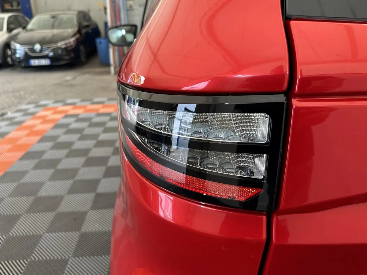 Gros plan sur le feu arrière droit rouge brillant de l'AIXAM AMBITION E CITY PACK 2025 électrique.