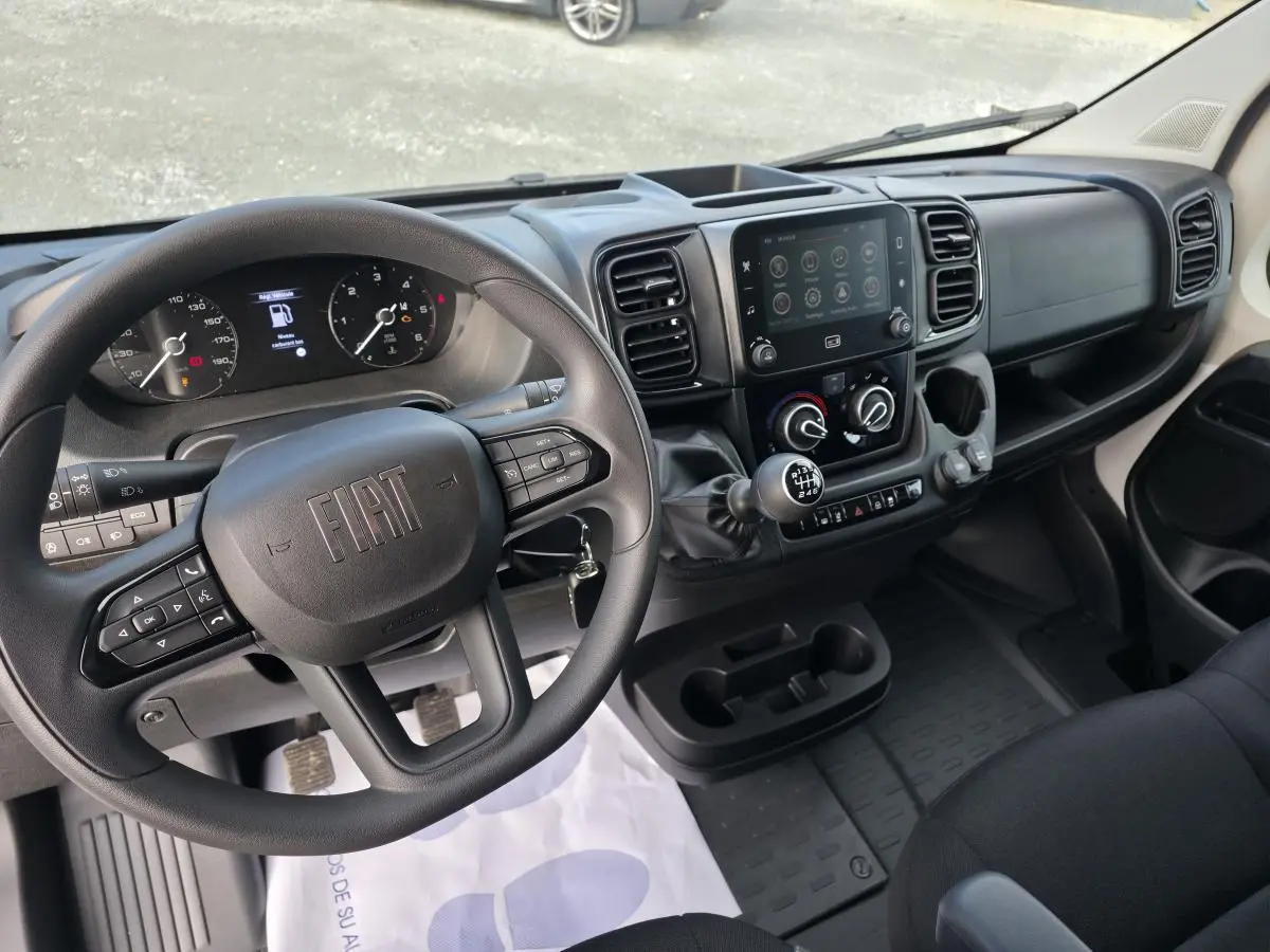 Vue intérieure du tableau de bord du Fiat Ducato Fourgon 2025, avec volant multifonction et écran tactile 7 pouces.