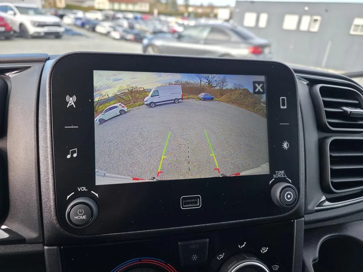 Vue de l'écran central du Fiat Ducato 2025 montrant la caméra de recul avec l'arrière blanc du fourgon visible.