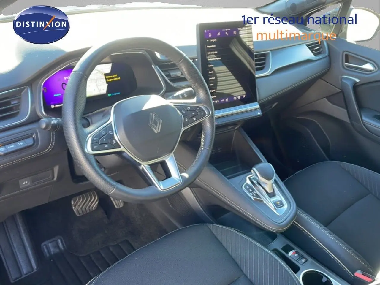 Vue intérieure du tableau de bord et volant de la Renault Symbioz 2025, avec écran tactile vertical et sellerie noire.