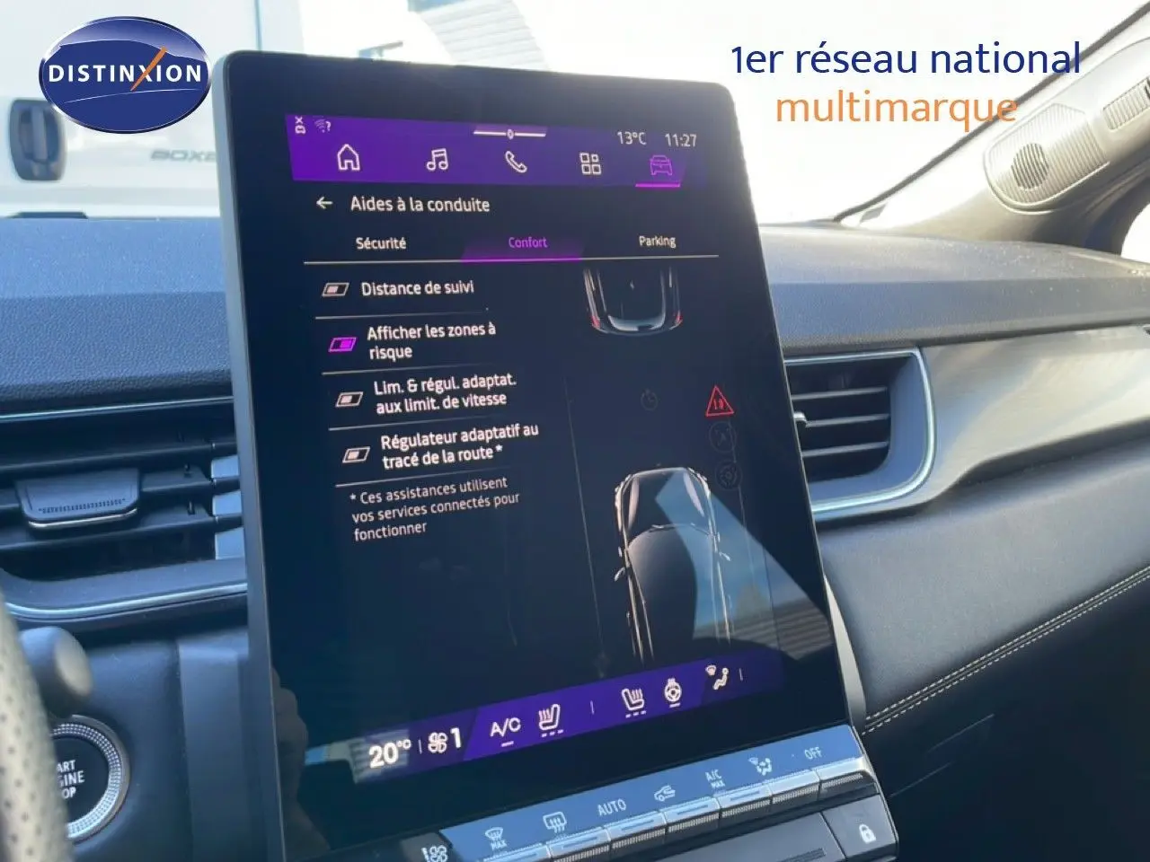 Vue rapprochée de l'écran tactile central affichant les aides à la conduite dans l'habitacle noir du Renault Symbioz bleu iron metal.