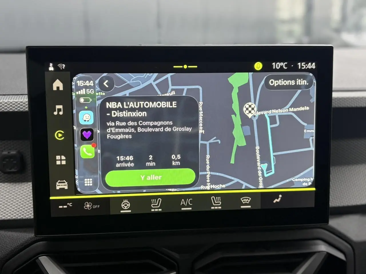 Écran tactile central du tableau de bord du Dacia Duster 2026 affichant la navigation GPS en mode jour.