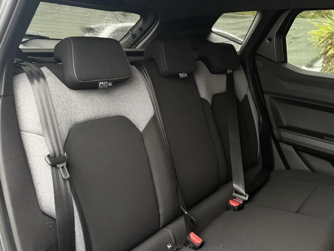 Vue intérieure sur la banquette arrière en tissu bicolore gris et noir du Dacia Duster 2026.