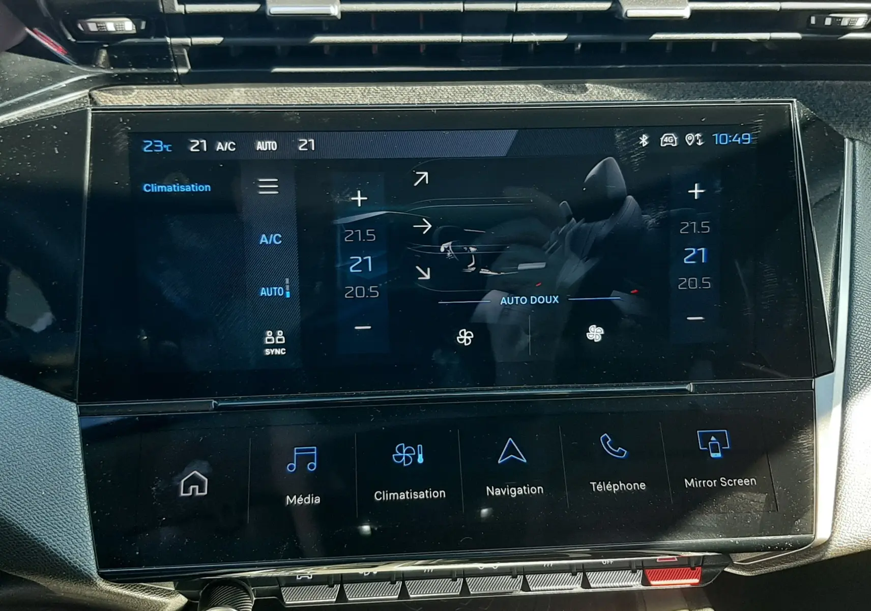 Écran tactile central de la Peugeot 308 SW Hybrid 2025 montrant les réglages de climatisation et les options multimédia.