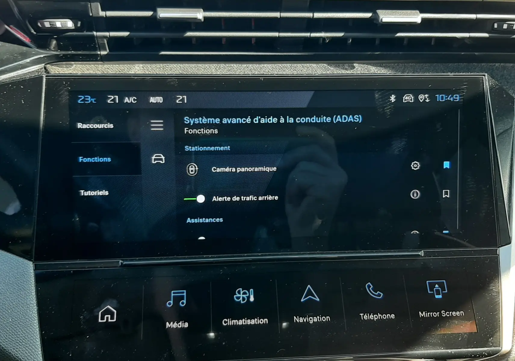 Écran tactile central du Peugeot 308 SW Hybrid 2025 affichant le menu d’aide à la conduite et les commandes multimédia.