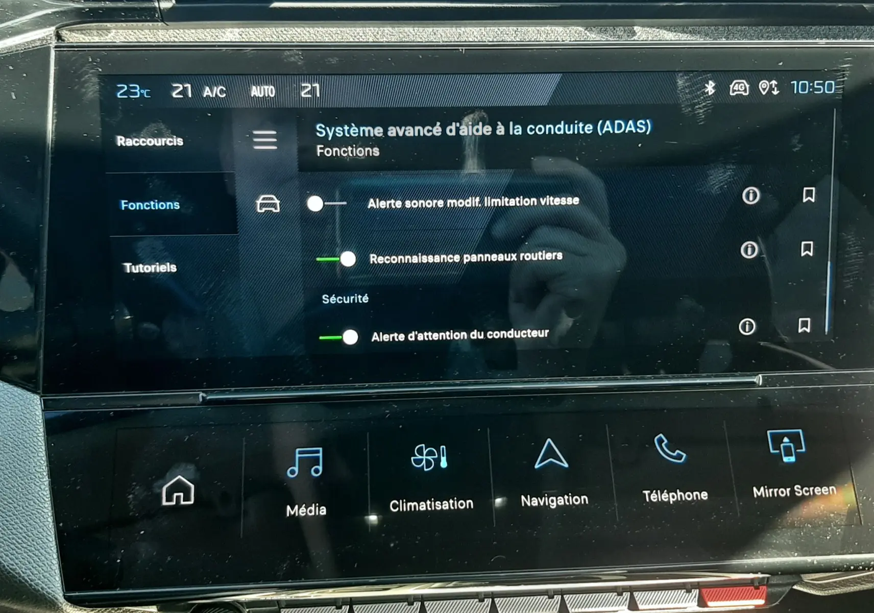 Écran tactile central du tableau de bord de la Peugeot 308 SW Hybrid 2025 affichant les réglages avancés d’aide à la conduite.