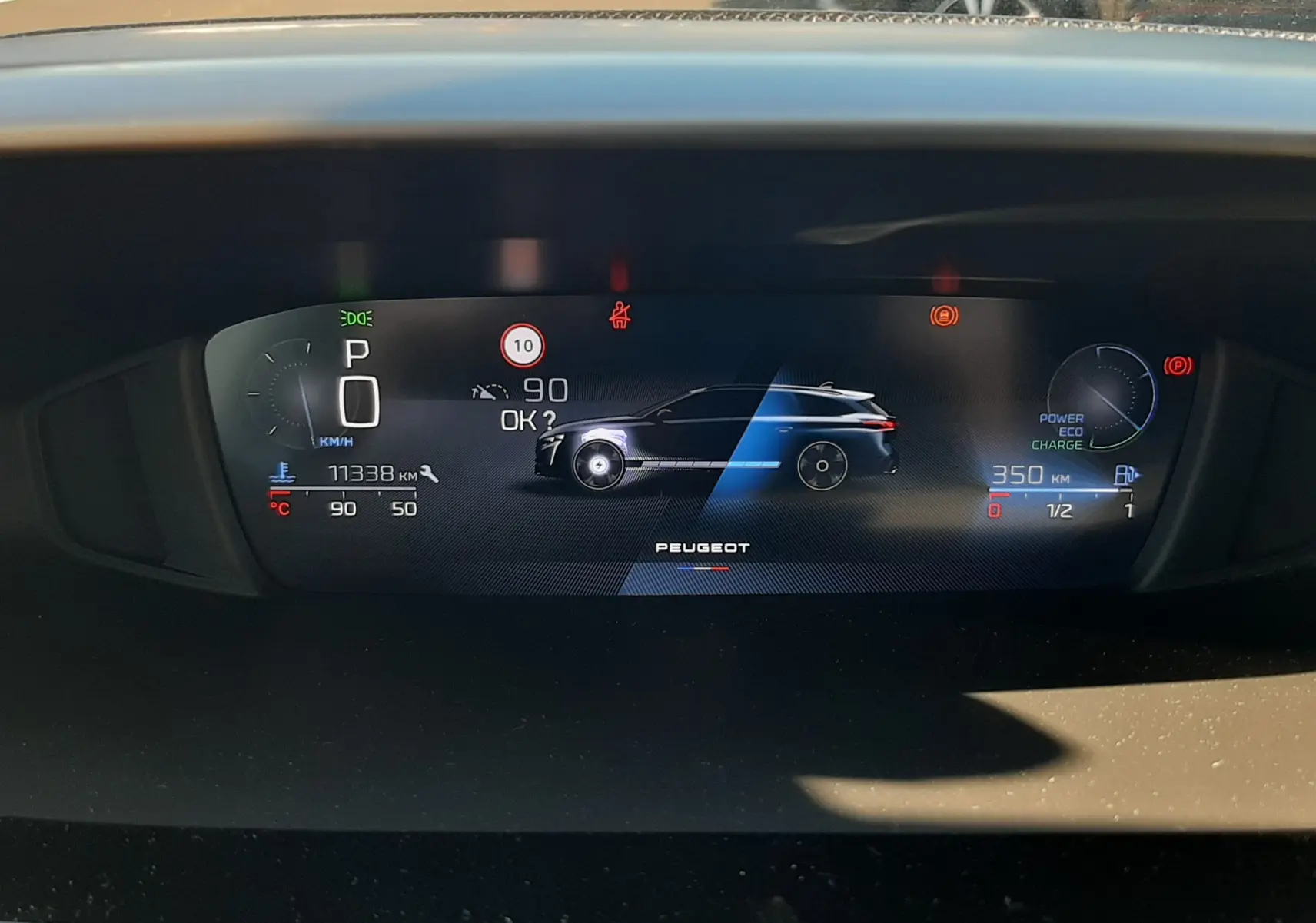 Tableau de bord numérique du Peugeot 308 SW Hybrid 145ch, affichant la silhouette grise du véhicule et les informations de conduite.