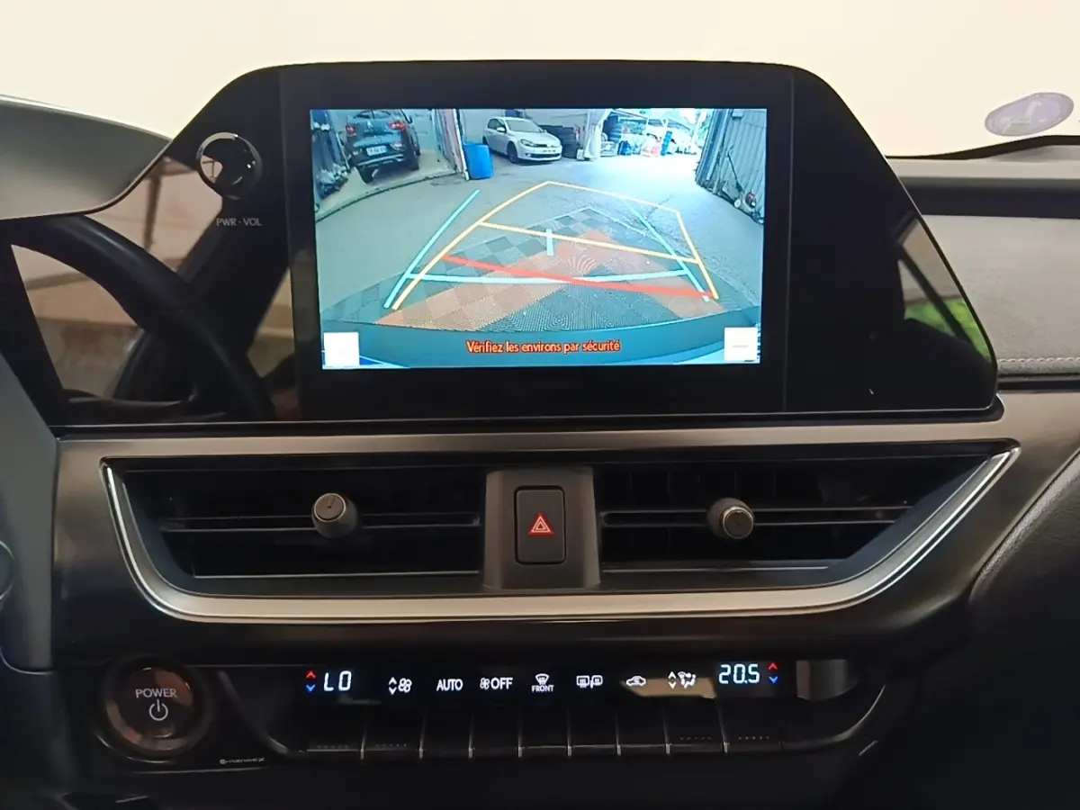 Vue intérieure du tableau de bord du Lexus UX 250H gris clair, avec écran tactile affichant la caméra de recul.