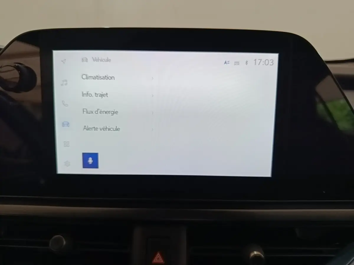 Écran tactile central du tableau de bord du Lexus UX 250H 2WD Pack Business, affichant les options véhicule.