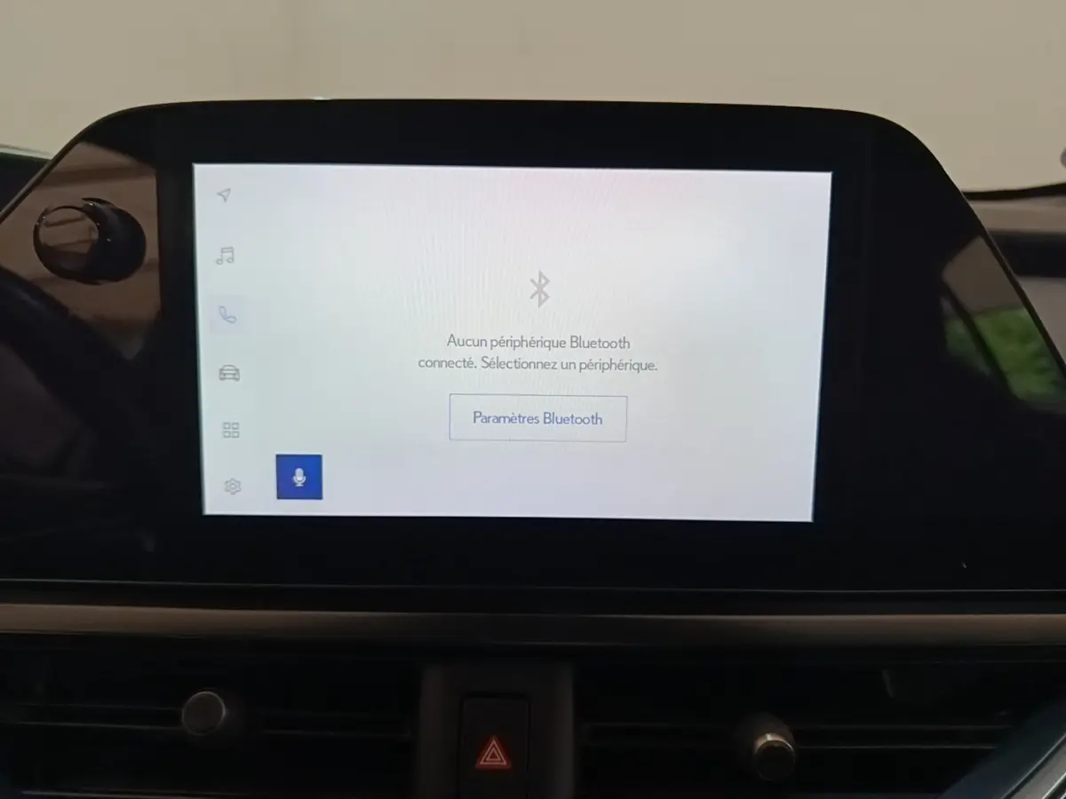 Écran tactile central affichant les paramètres Bluetooth dans l’habitacle du Lexus UX 250H gris clair.