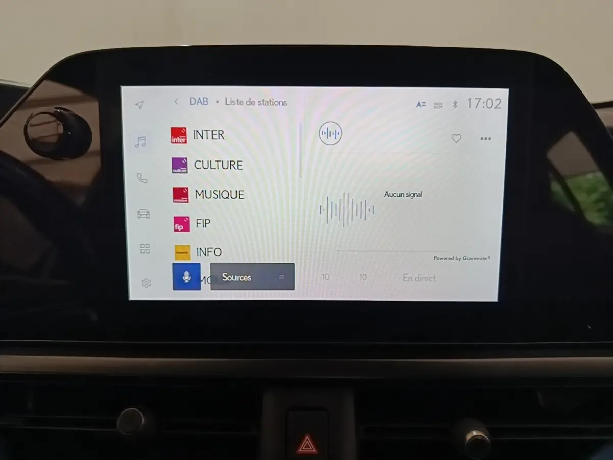 Écran tactile central 20,3 cm du tableau de bord du Lexus UX 250H gris clair, affichant la liste des stations radio.
