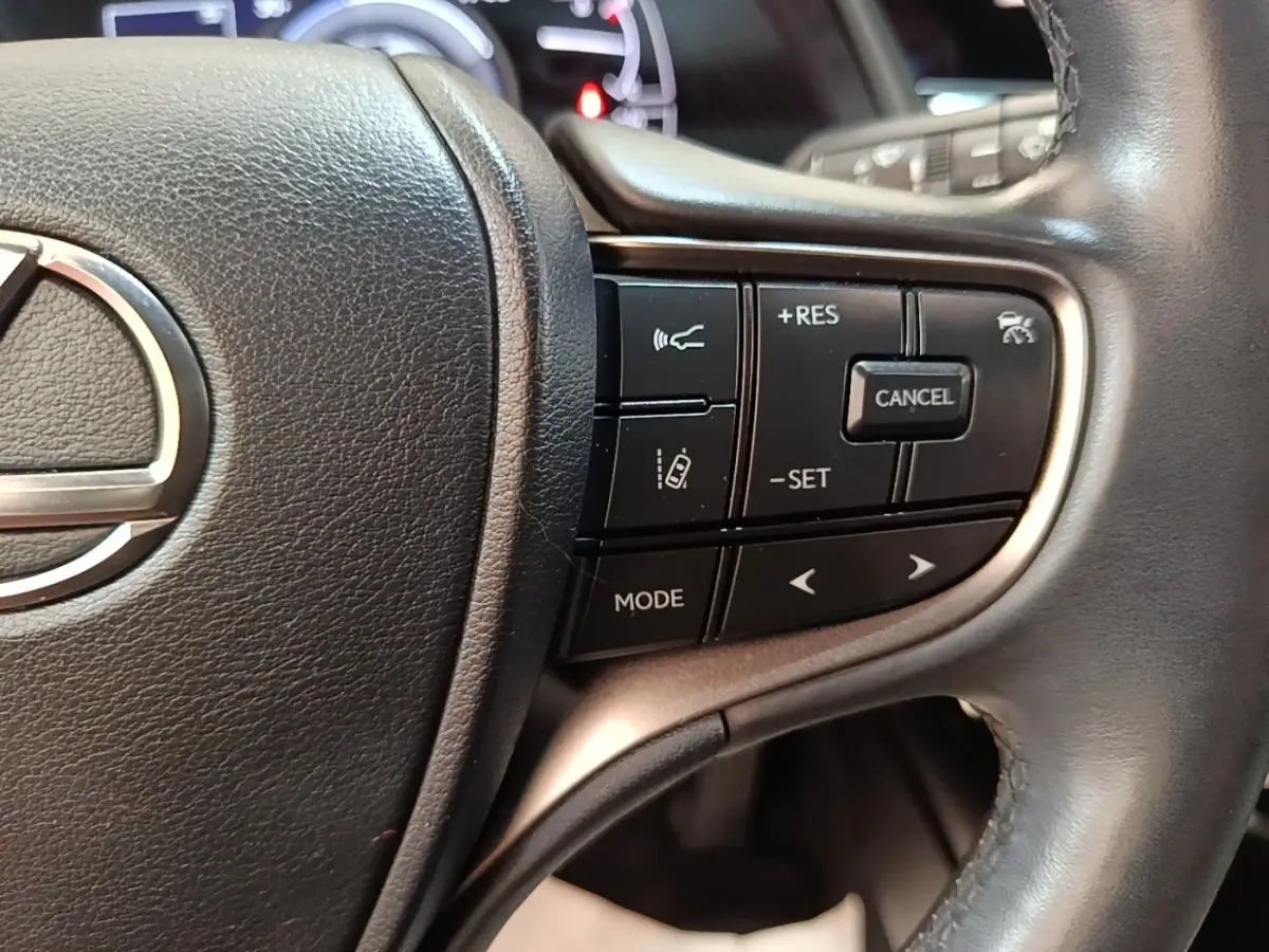 Gros plan sur le côté droit du volant cuir noir du Lexus UX 250H 2WD 2023 avec commandes de régulateur adaptatif.