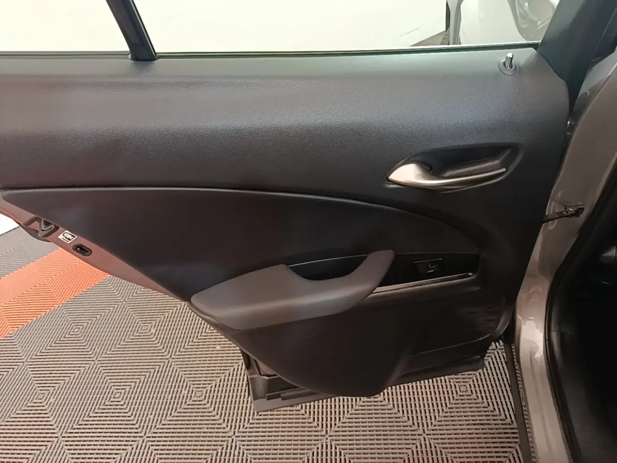Vue intérieure du panneau de porte arrière droite gris clair du Lexus UX 250H 2WD Pack Business 2023 avec poignée argentée.