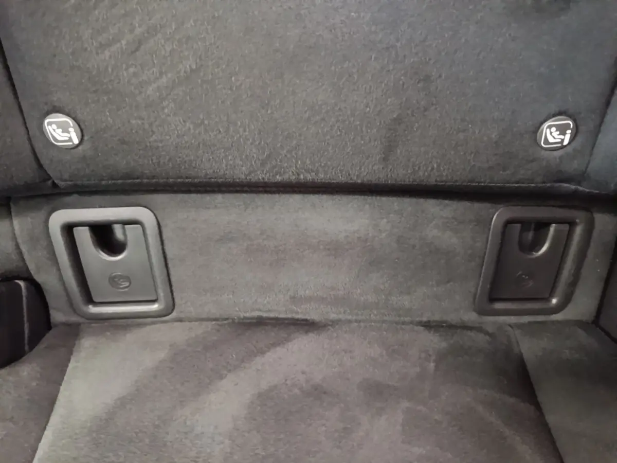 Détail du coffre gris clair du Lexus UX 250H 2WD Pack Business avec fixations Isofix visibles sur la banquette arrière.