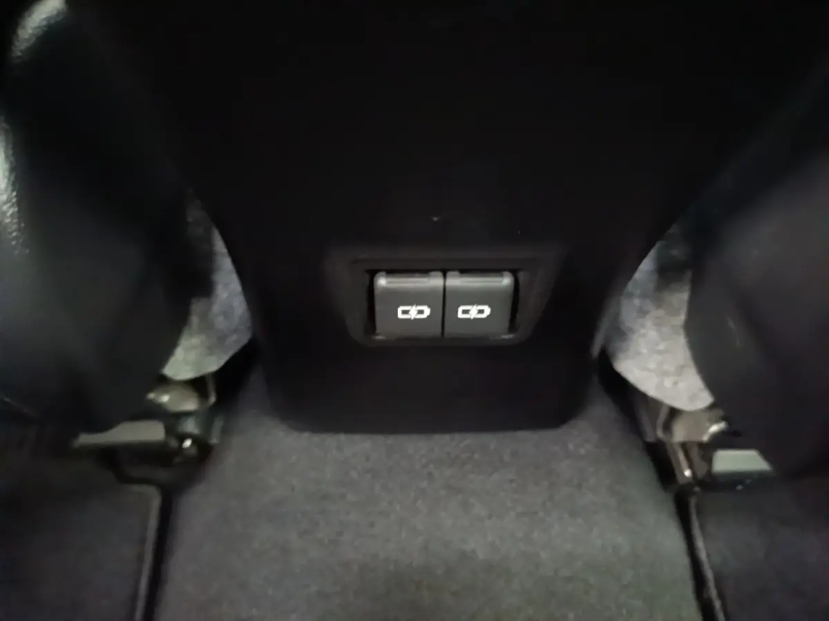 Gros plan sur les ports USB arrière entre les sièges noirs du Lexus UX 250H 2WD gris clair de 2023.