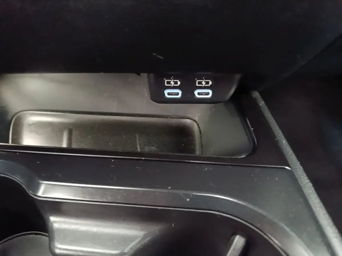 Détail de la console centrale noire du Lexus UX 250H 2WD avec deux ports USB-C visibles.