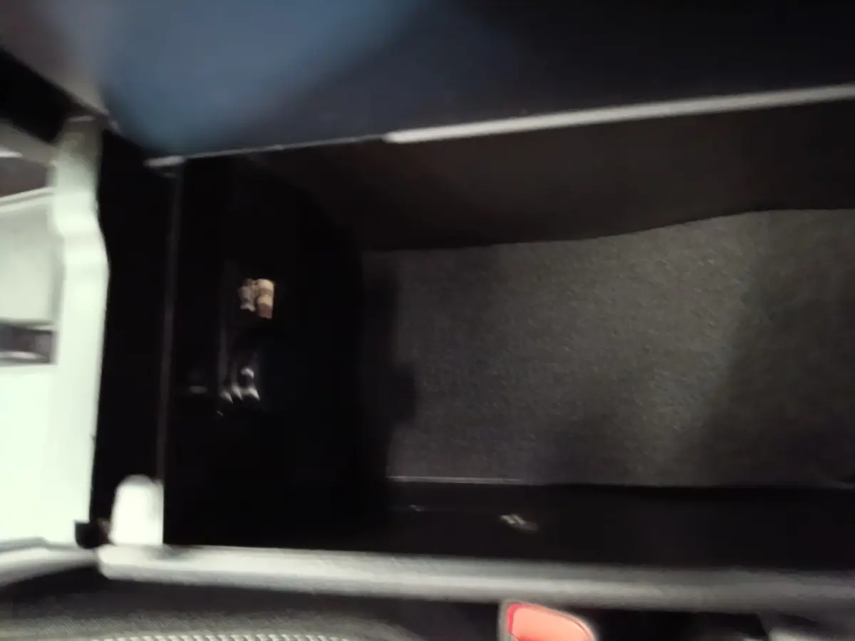 Intérieur du coffre noir d'une Lexus UX 250H 2WD Pack Business gris clair, vue rapprochée sans chargement visible.