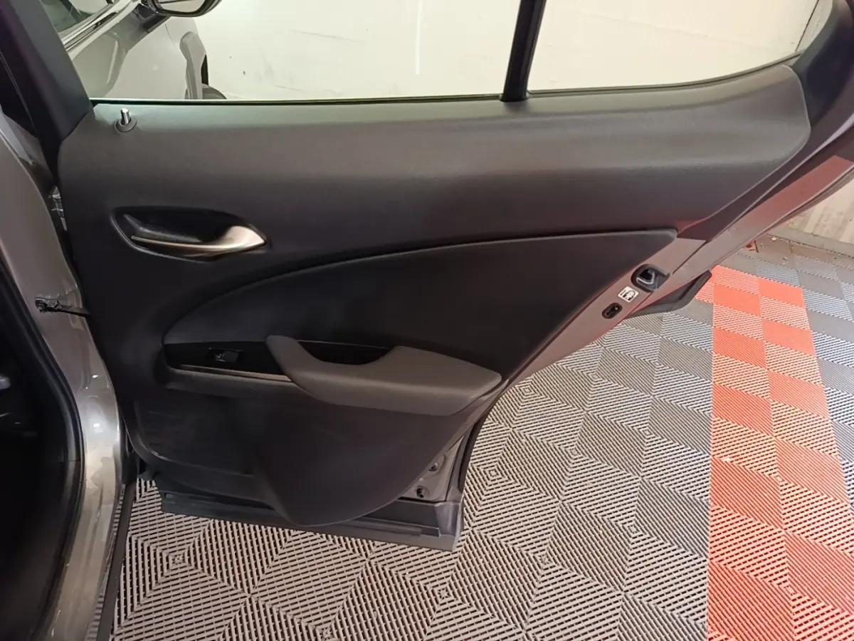 Vue intérieure côté gauche de la porte arrière grise claire d’un Lexus UX 250H 2WD Pack Business 2023.