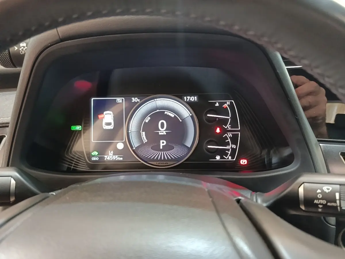 Vue rapprochée du tableau de bord numérique du Lexus UX 250H 2WD, affichage multifonctions et indicateurs visibles.