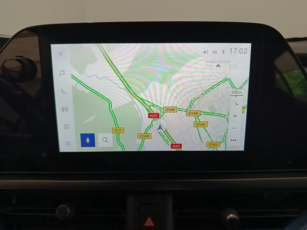 Écran tactile central affichant la navigation 3D dans un Lexus UX 250H gris clair, vue intérieure frontale.