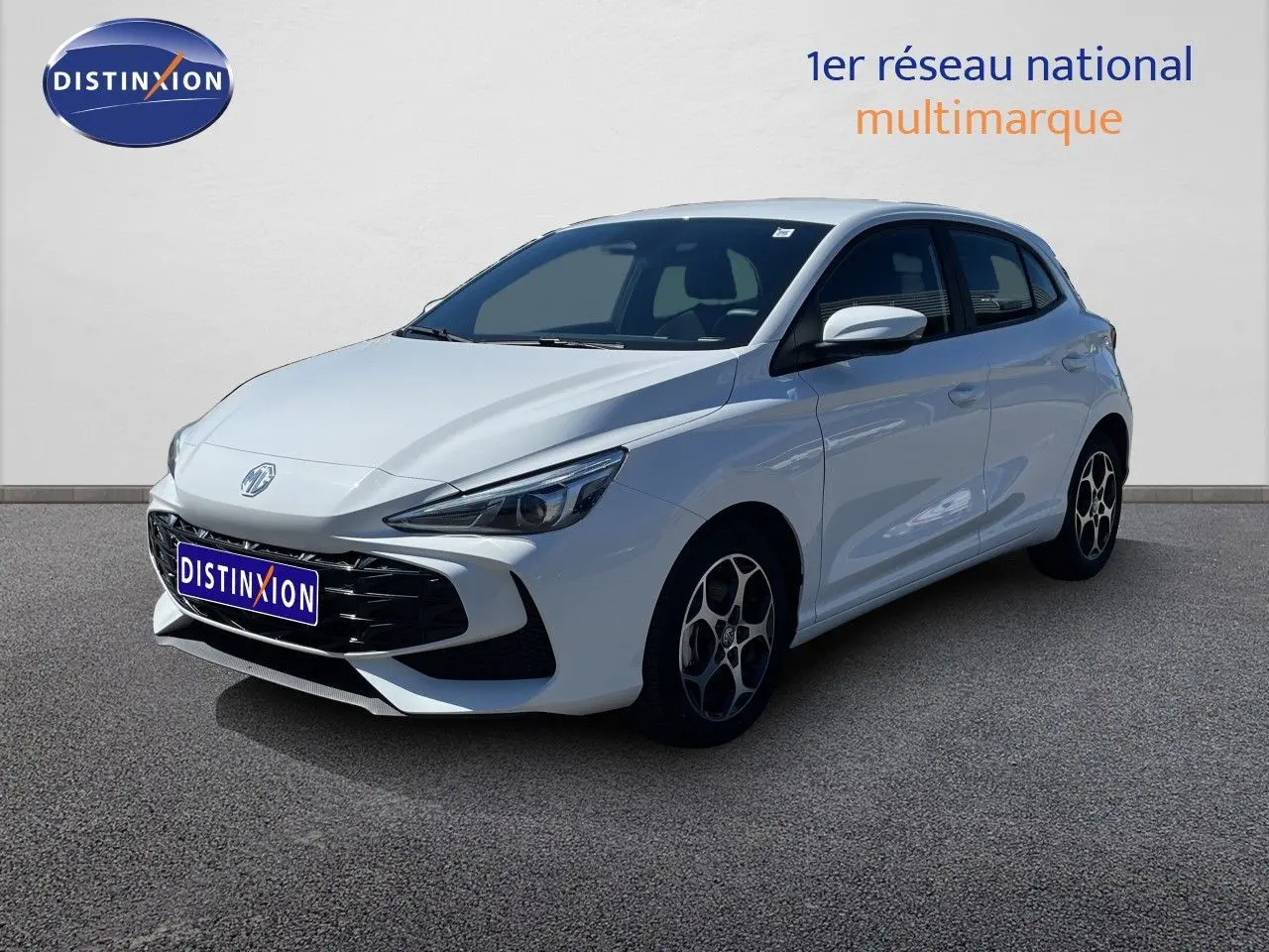MG3 1.5L Hybrid+ 195ch en Dover White, vue 3/4 avant droit, avec jantes alliage et calandre noire distinctive.